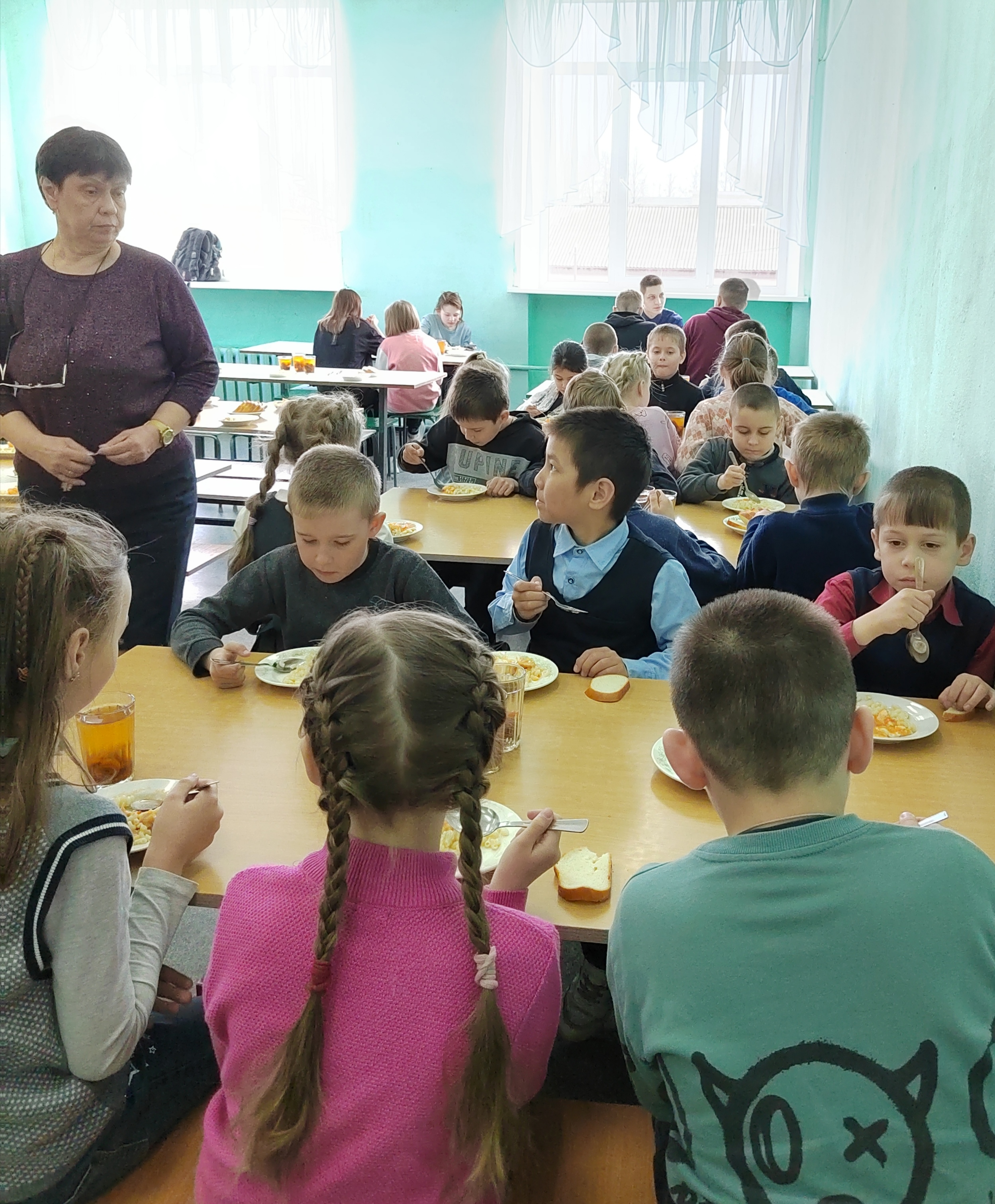 завтрак в школьном пищеблоке